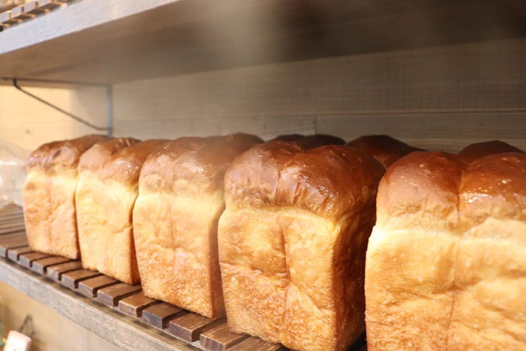 好評いただいております、プレミアムブレッドは8時から、食パンは1日2回（9時半頃、13時～14時頃）焼かせていただいています（2020.03.25）