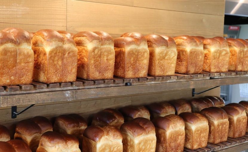 「丘パンプレミアムセット」を朝からたくさんのパンを焼き上げていっております（2020.04.26）