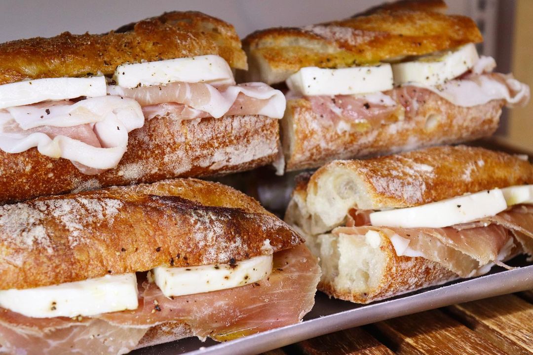 「生ハムとモッツァレラのサンド」や丘パン自慢の食パンに挟んだ「特製卵サンド」「ツナ プロヴァンサルのサンドウィッチ」をたくさんご用意しております（2021.06.27）