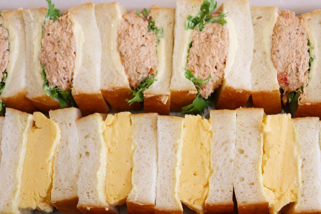 「ミラノサラミとクリームチーズのサンド」他、バゲットサンド・サンドウィッチを豊富にご用意しております（2021.07.24）