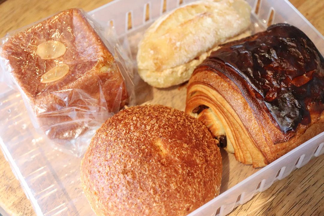 当店では、パンの個包装での無駄をなくすべく「パン屋さんにはタッパーを持っていこう」運動をしています（2022.09.12）