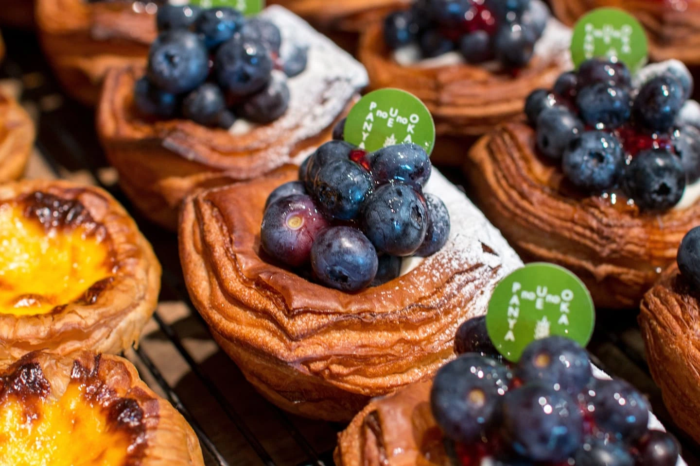 焼き立てパン、バゲットサンド、季節限定のデニッシュなど種類豊富にご用意しています(2025.08.15)