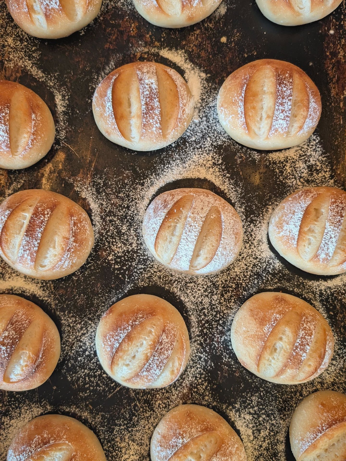 妊婦さんや赤ちゃんのことを第一に考えて開発された「無農薬はなうた玄米粉パン」焼き上がっています（2025.09.03）