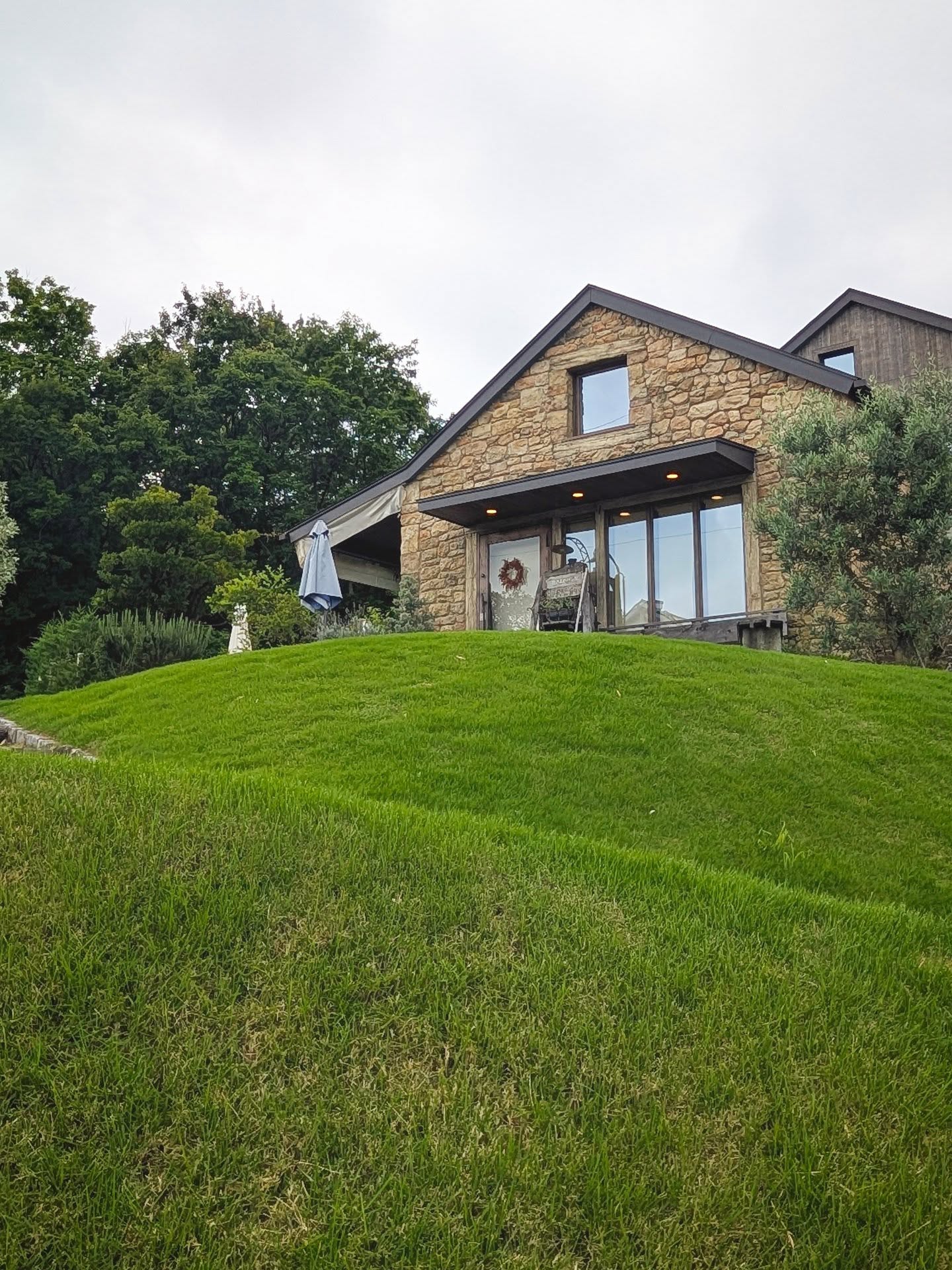 心地よい秋風が吹く季節。テラス席で過ごす朝の時間が、贅沢に感じられる時期となりました（2025.09.19）