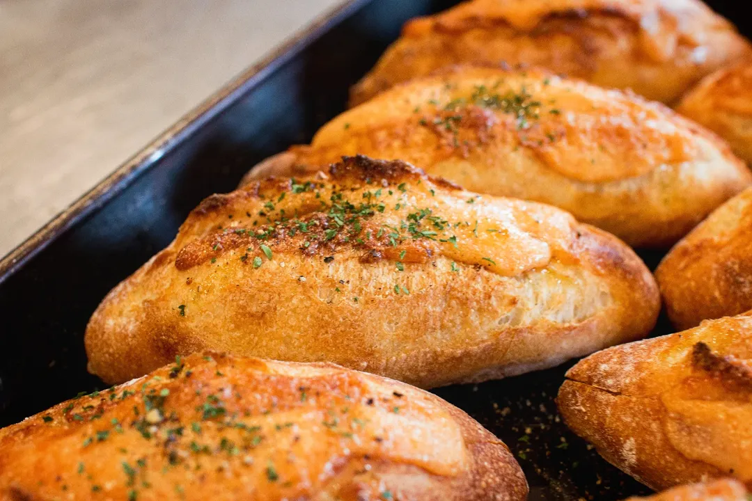 厳選明太子を贅沢に使用した、当店自慢の「博多明太子フランス」が焼き上がっています（2025.09.23）