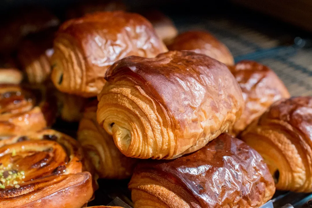 当店の誇る自慢のパン「発酵バターのクロワッサン」と「パン・オ・ショコラ」をたくさん焼き上げております（2025.09.25）