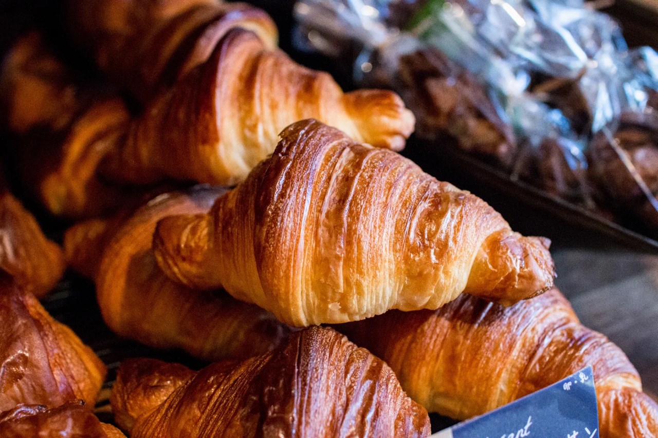 当店オススメの「発酵バターのクロワッサン」焼き上がっています（2025.11.19）