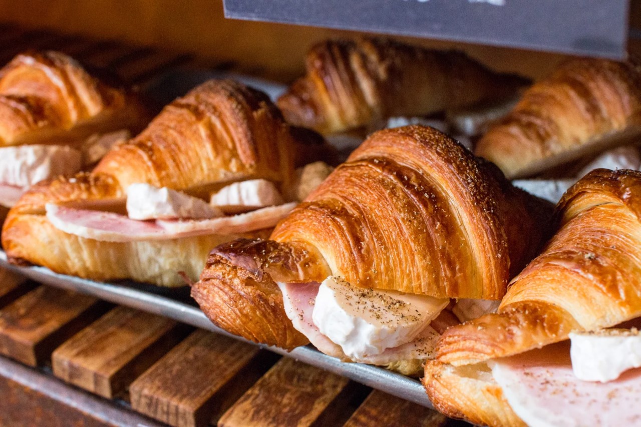 クロワッサンサンドも棚に並び始めています(2025.12.17)