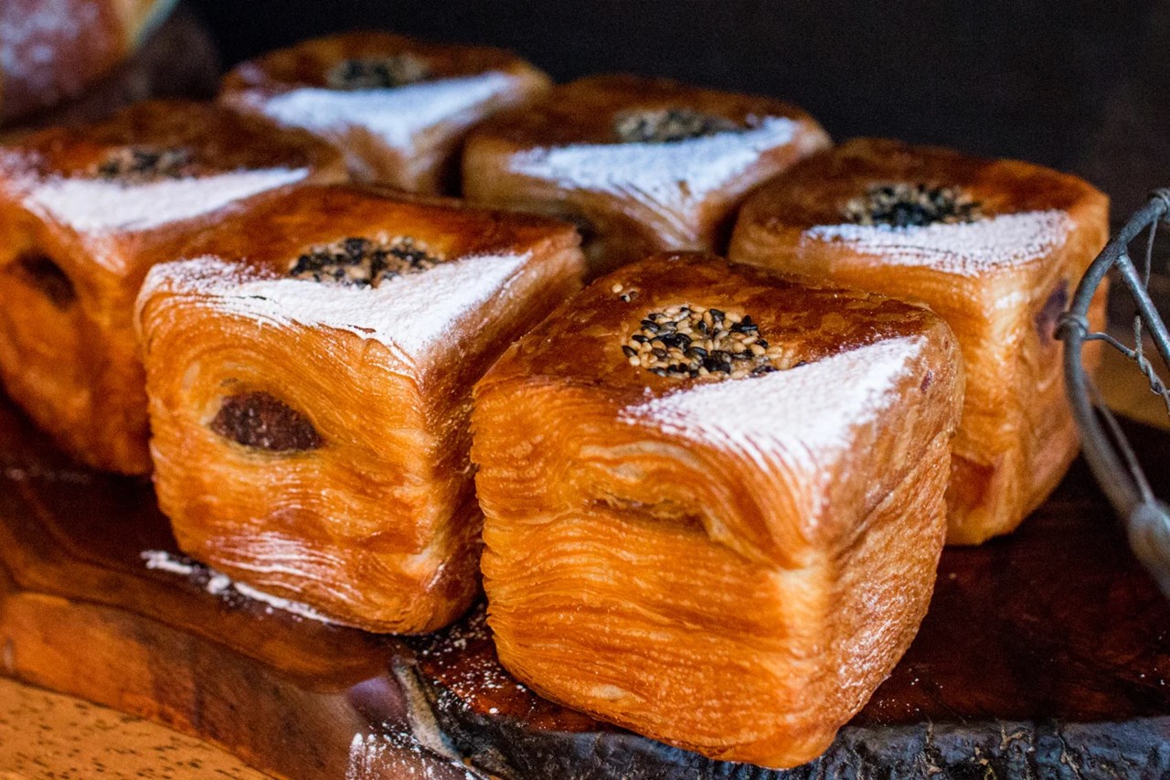 本日も朝9時よりオープンです、人気の餡クロワッサン焼き上がっています(2025.12.18)