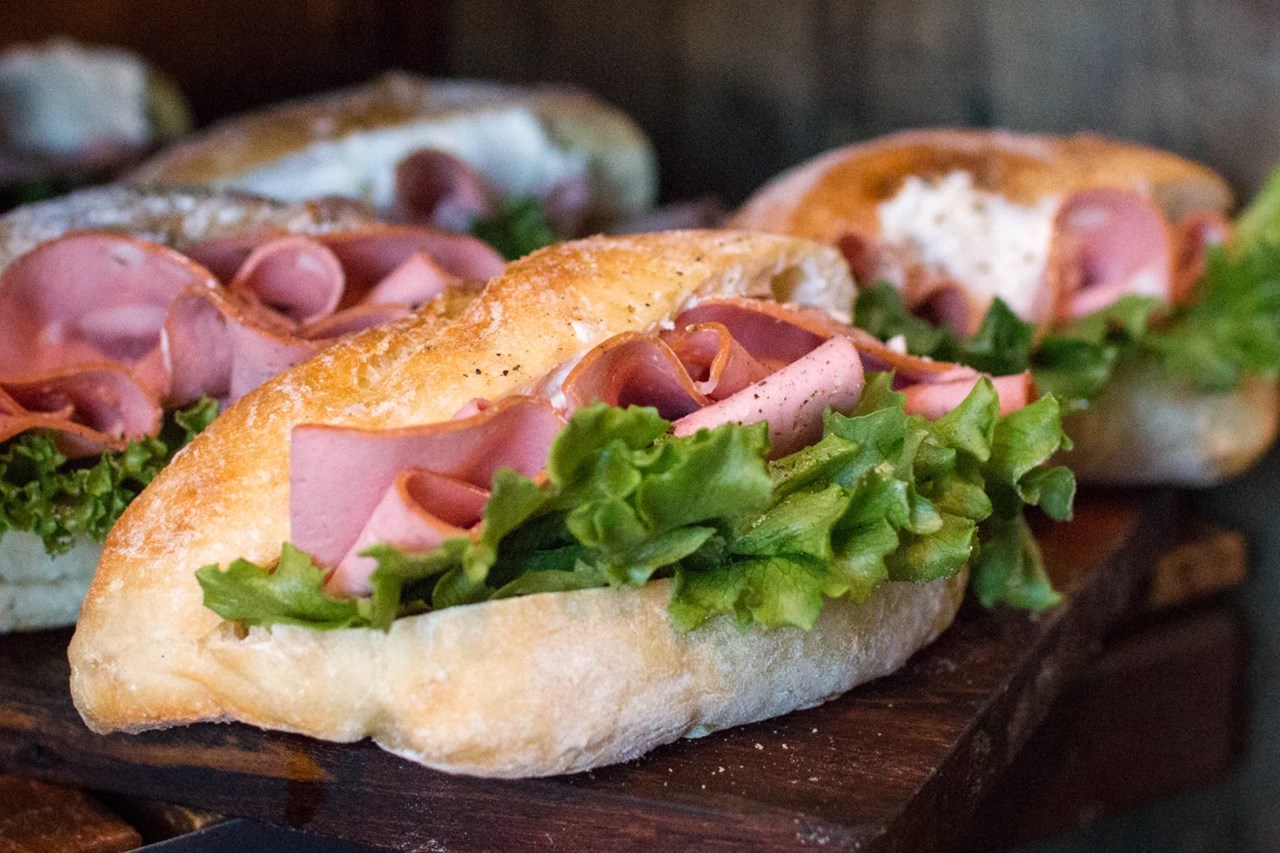 人気の「モルタデッラとリコッタチーズのサンドイッチ」もたくさんご用意しています（2025.12.20）