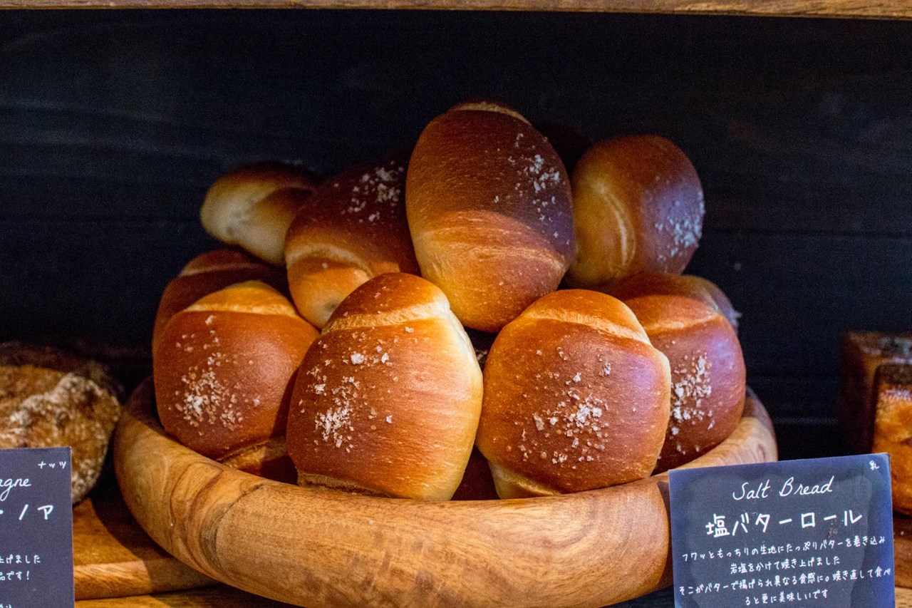 「塩バターロール」は、毎朝職人が一つひとつ丁寧に手作りで焼き上げる、当店人気のパンです(2025.12.23)