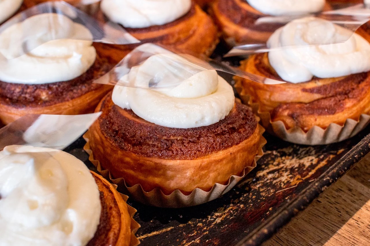 厳選したオーガニックシナモンパウダーを贅沢に使用した「オーガニックシナモンロール」焼き上がっています（2026.02.27）