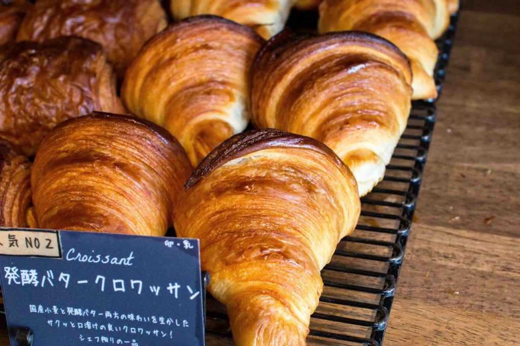 店頭で好評いただいている「発酵バターのクロワッサン」が、本日も焼き上がりました(2026.03.17)