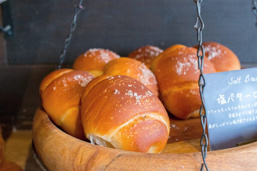 「塩バターロール」は、毎朝職人が一つひとつ丁寧に手作りで焼き上げる、当店人気のパンです（2026.03.27）