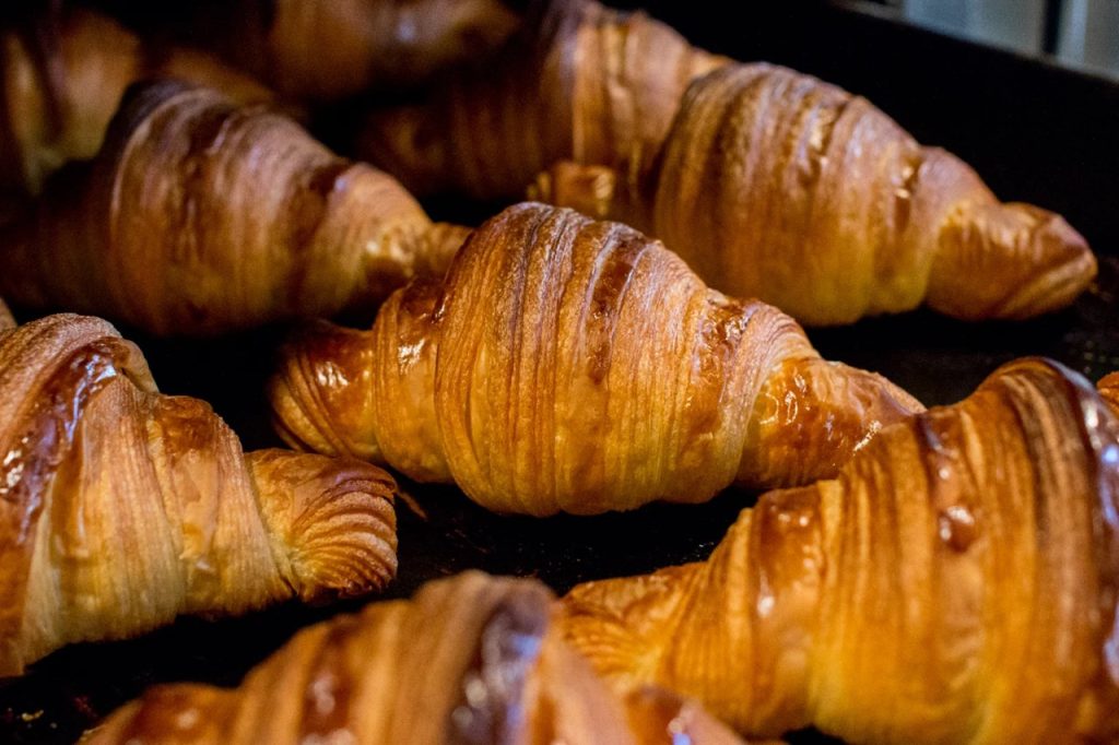 春本番を感じさせるような穏やかな一日、テラス席で焼き立てパンをお召し上がりください（2026.04.17）