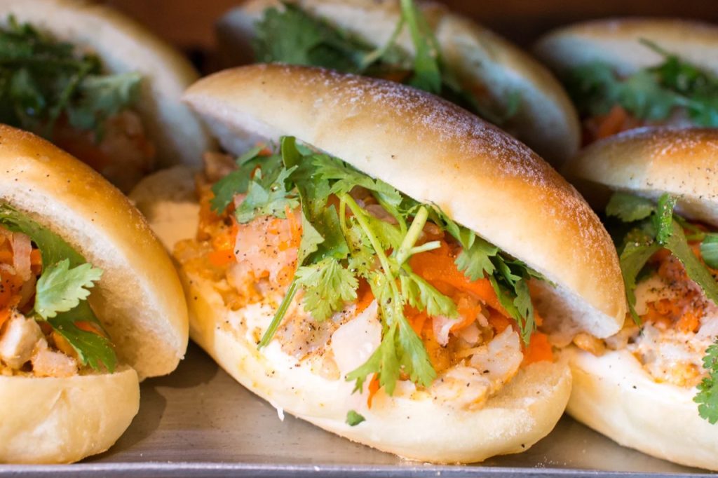 丘パン特製の「バインミーサンド」好評いただいています（2026.04.24）