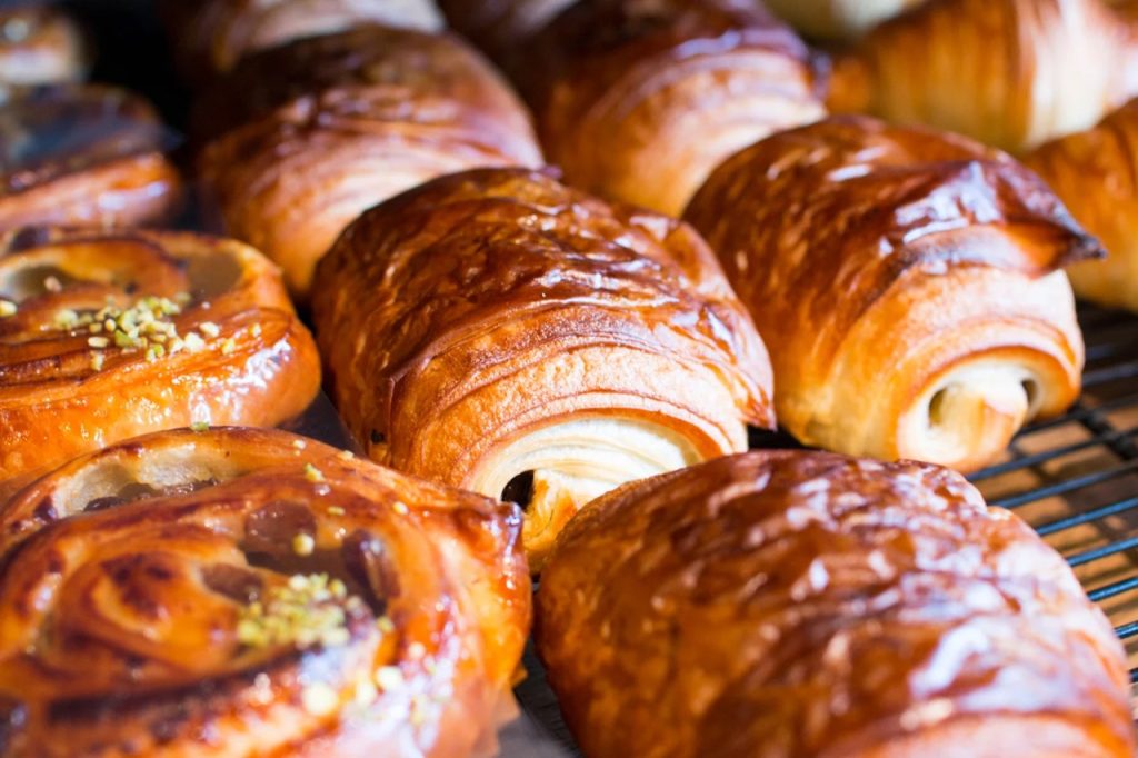 チョコレートのほろ苦さと甘さのバランスが絶妙「パン・オ・ショコラ」ご用意しています（2026.04.30）